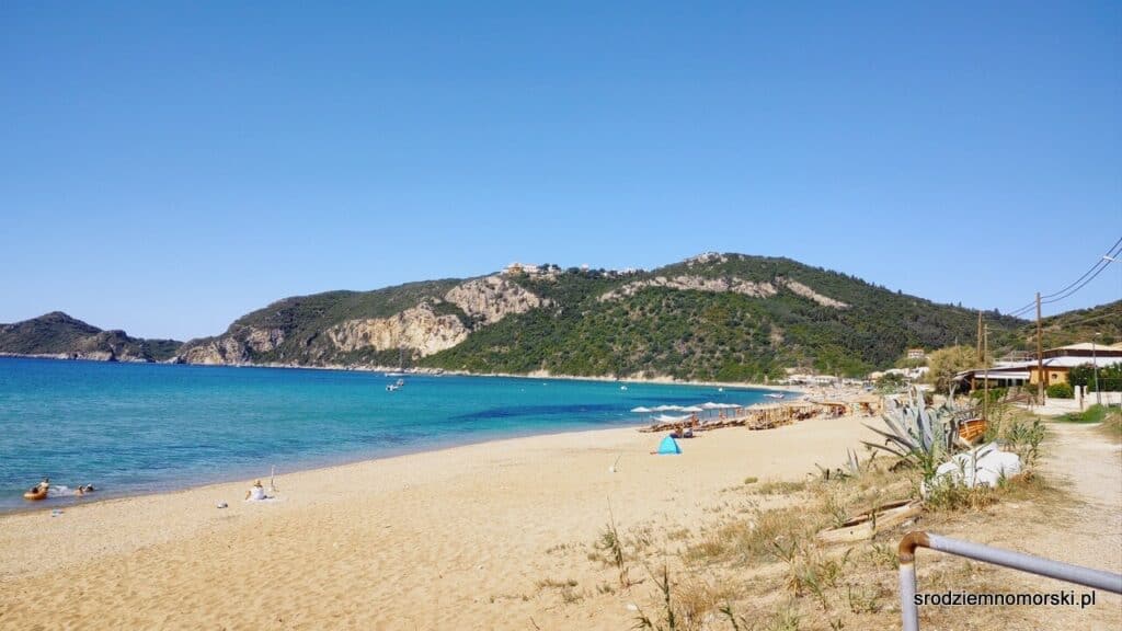 leżaki na plaży Agios Georgios Pagon Korfu